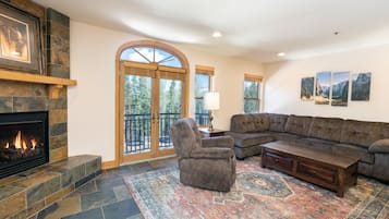 Condo, 2 chambres | Aire de séjour