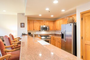 コンドミニアム 2 ベッドルーム | 専用キッチン | 冷蔵庫、オーブン、コーヒー / ティーメーカー