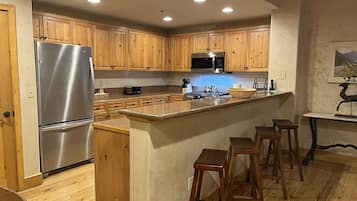 コンドミニアム 2 ベッドルーム | 専用キッチン | 冷蔵庫、オーブン、コーヒー / ティーメーカー