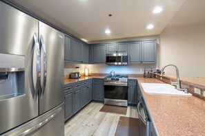 Condo, 2 habitaciones | Cocina privada | Refrigerador, horno, cafetera y tetera y tostadora