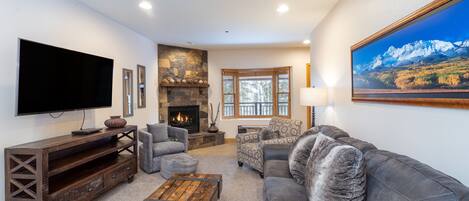 Condo, 2 habitaciones | Área de sala de estar