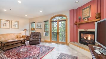 Condo, 1 Bedroom | Living area