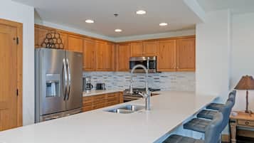 Condo, 2 habitaciones | Cocina privada | Refrigerador, horno, cafetera y tetera y tostadora