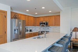 Condo, 2 Bedrooms | Private kitchen | Fridge, oven, coffee/tea maker, toaster