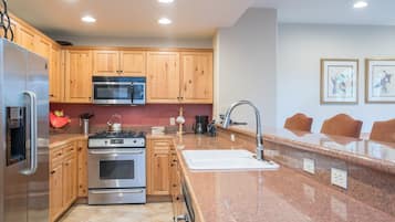 Condo, 2 Bedrooms | Private kitchen | Fridge, oven, coffee/tea maker