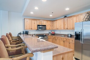 Appart'hôtel, 1 chambre | Cuisine privée | Réfrigérateur, four, cafetière/bouilloire, grille-pain