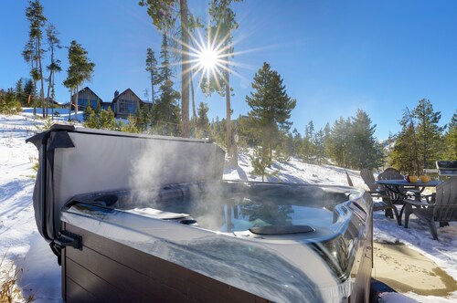 Huge Ski in/Out, 5 King Suites, Hot tub, Large Groups!