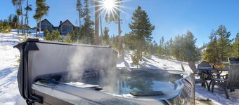 Huge Ski in/Out, 5 King Suites, Hot tub, Large Groups!