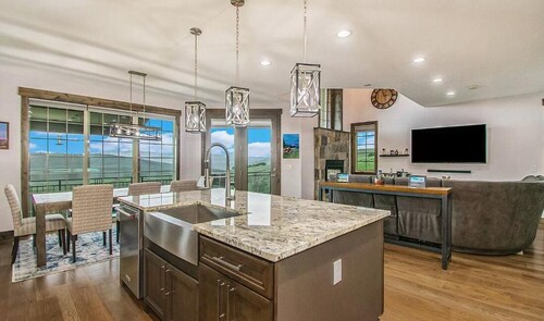 Custom 6 BDR, Skiing, Golf, 4 Family rooms, A/C, Dogs OK, Hot tub!