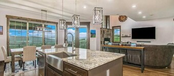 Custom 6 BDR, Skiing, Golf, 4 Family rooms, A/C, Dogs OK, Hot tub!