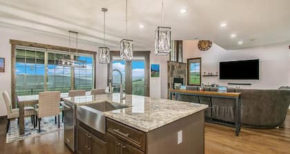 Custom 6 BDR, Skiing, Golf, 4 Family rooms, A/C, Dogs OK, Hot tub!