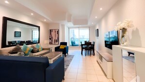 Apartment (2 Bedrooms) | Wohnzimmer