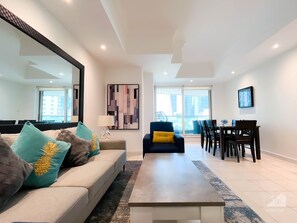 Apartment (2 Bedrooms) | Wohnzimmer