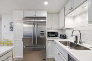 Refrigerador, microondas, horno, placa de cocina