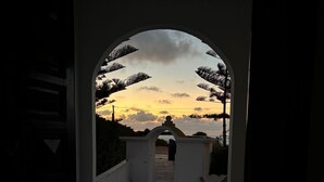 A hallway with a checkered floor leading to an arched doorway. - Étage RDC Villa vu sur mer (El Jadida)