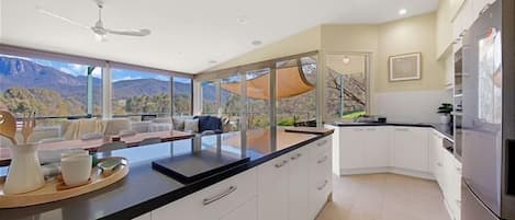 Refrigerador, microondas, horno, placa de cocina