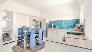 Geladeira, fogão, cafeteira/chaleira, chaleira elétrica