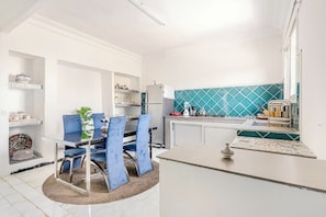 Fridge, oven, coffee/tea maker, electric kettle