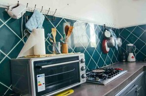 Kühlschrank, Ofen, Wasserkocher mit Kaffee-/Teezubehör, Wasserkocher