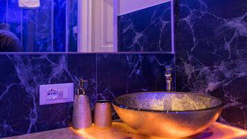 Luxury Room | Bathroom | Free toiletries, hair dryer