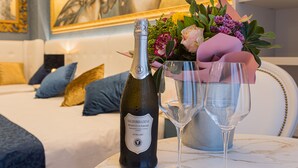 Una botella de Valdobbiedene Prosecco Superiore Extra Dry sobre una mesa con dos copas de vino.