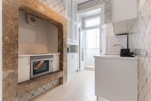 微波爐、洗碗機、咖啡機/沖茶器、鍋具/餐盤/廚房用品