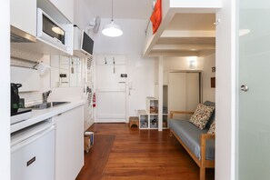 Φούρνος μικροκυμάτων, βραστήρας για καφέ/τσάι