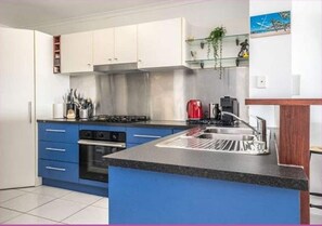 Refrigerador, microondas, parrilla de estufa y lavavajillas 