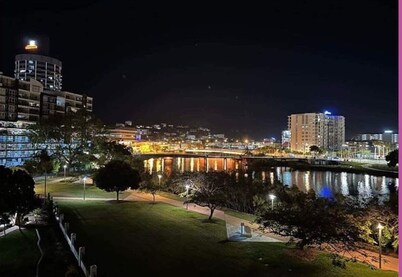 2bdr Stadium views - modern riverside apt