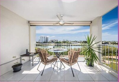 2bdr Stadium views - modern riverside apt