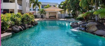 2BR Marina Apartment - Walk to Ferry-Casino-Strand