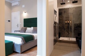 Habitación ejecutiva | Baño | Regadera, regadera tipo lluvia, secadora de cabello, pantuflas 