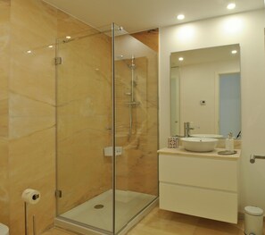 Shower, towels - Alfama Prime by Homing (Lisbon)