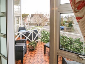 Cottage | Property grounds - 8 Scrahan Place (Killarney)