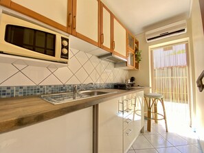 Microwave, coffee/tea maker, electric kettle, toaster - Faro Airport Flat 7 by Homing (Faro)
