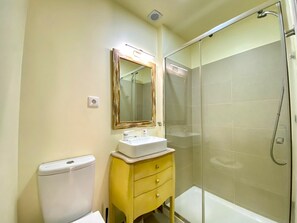 Douche, serviettes fournies