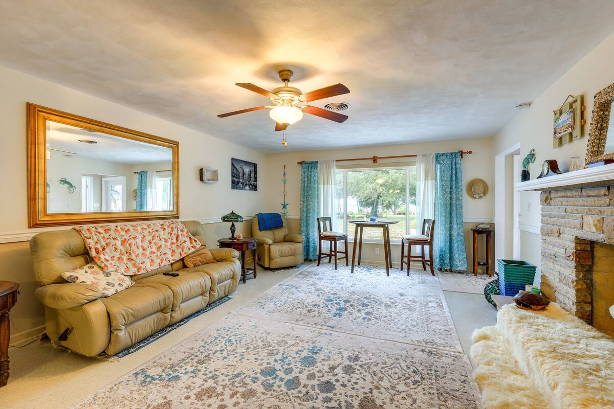 Casa (3 Bedrooms) | Área de sala de estar | Televisión