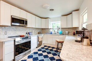 Casa (3 Bedrooms) | Cozinha privada | Micro-ondas, fogão, cooktop, lava-louças