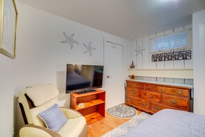 2 bedrooms, iron/ironing board, free cribs/infant beds, bed sheets