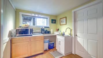 Apartment (2 Bedrooms) | Private kitchen | Microwave, cookware/dishes/utensils, paper towels
