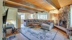 Unclassified image, 4 of 26, button - Quaint Big Bear Home w/ Hot Tub: 4 Mi to Skiing! (Big Bear City)