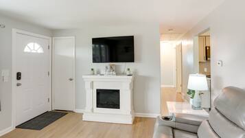 Televisión, chimenea y libros