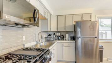 Casa (3 Bedrooms) | Cocina privada | Microondas, horno, parrilla de estufa y utensilios de cocina