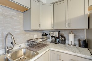 House (3 Bedrooms) | Private kitchen | Microwave, oven, stovetop, cookware/dishes/utensils