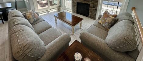 Televisión, chimenea y libros