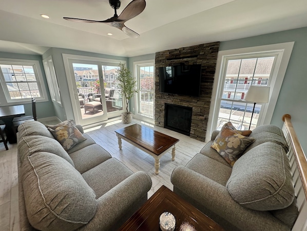 Televisión, chimenea y libros 