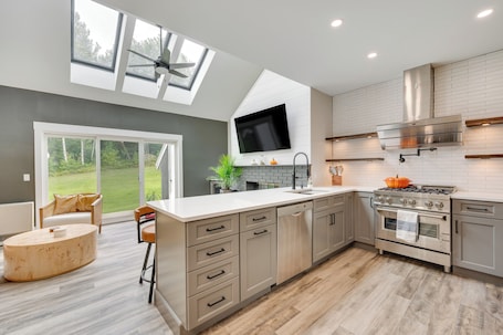 Mid-century Tenney Mountain Condo Near Hiking