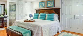 Lakefront Retreat w/ Sunroom, Patio & Kayak!