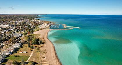 Dom Rodzinny Lakeview Getaway - Walk to Lake Huron