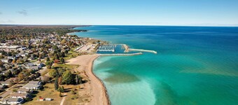 Dom Rodzinny Lakeview Getaway - Walk to Lake Huron